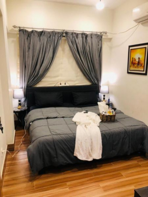 Serenity Studio Priv 1 Bed Apartment Lounge and Dining
